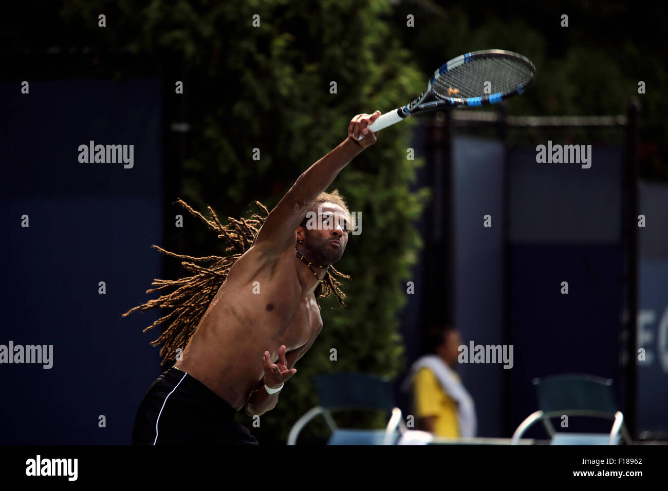 Halle, Germany. 14th June, 2022. Tennis: ATP Tour doubles, men, 1st round,  Hanfmann and Struff (Germany) - Stricker and Brown (Switzerland/Jamaica). Dustin  Brown (l) and Dominic Stricker are on the court. Credit