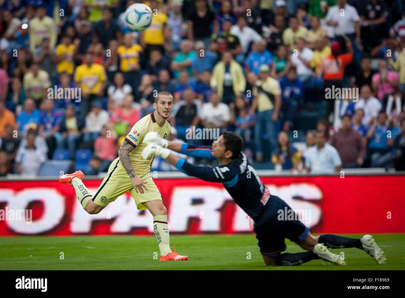 Mexico City, Mexico. 29th Aug, 2015. Cruz Azul's goalkeeper Jesus Corona (R) vies the ball with America's Dario Benedetto during the match of the 2015 Opening Tournament of the MX League in the Azul Stadium, in Mexico City, capital of Mexico, on Aug. 29, 2015. America won the match. © Pedro Mera/Xinhua/Alamy Live News Stock Photo