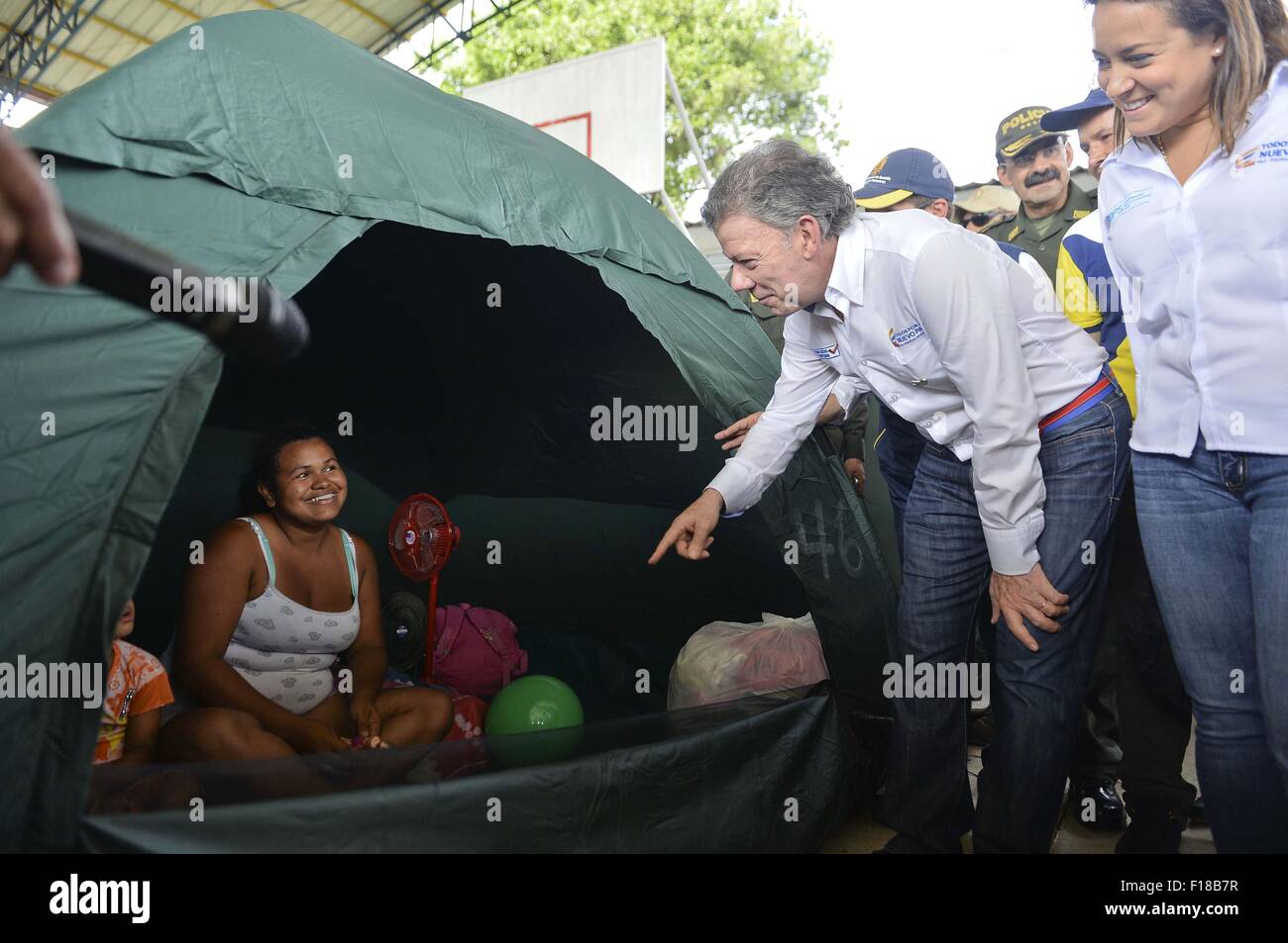 Villa Del Rosario, Colombia. 29th Aug, 2015. Colombia's President Juan Manuel Santos talks with a woman during his visit to a shelter in which Colombian citizens deported from Venezuela are attended, in Villa del Rosario, Norte de Santander department, Colombia, on Aug. 29, 2015. © Efrain Herrera/Colombia's Presidency/Xinhua/Alamy Live News Stock Photo