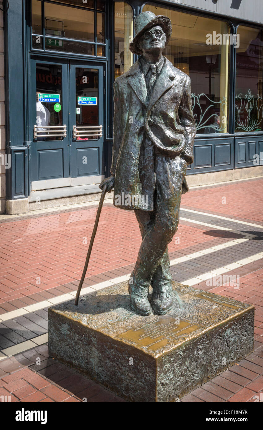 James joyce statue on north earl street hi-res stock photography and ...