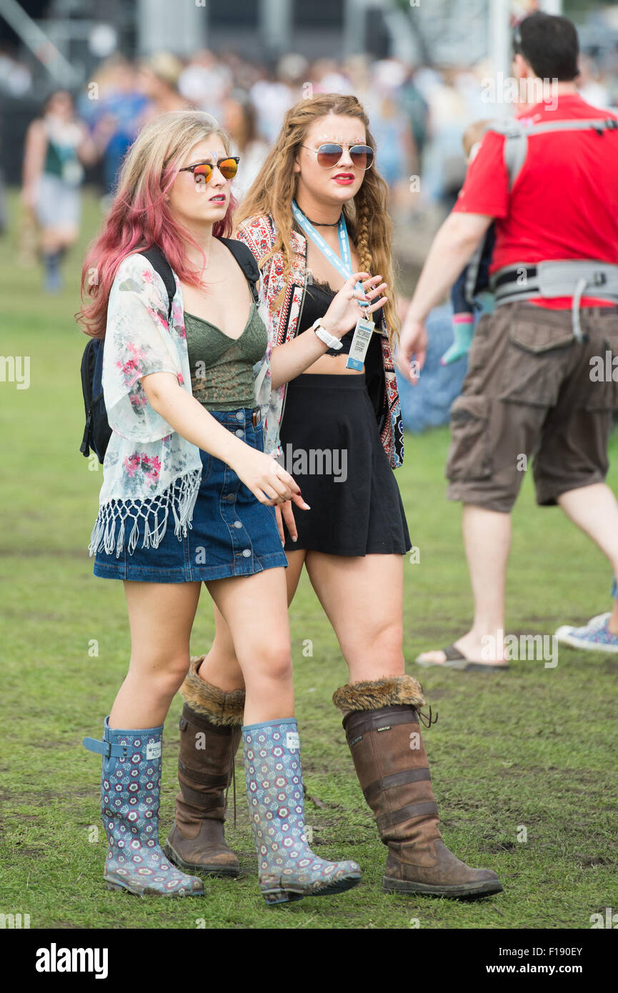 Portsmouth, UK. 30th August 2015. Victorious Festival - Sunday. Warm sunny weather sees festival goers switch ponchos for sunglasses as the crowds arrive. Credit:  MeonStock/Alamy Live News Stock Photo