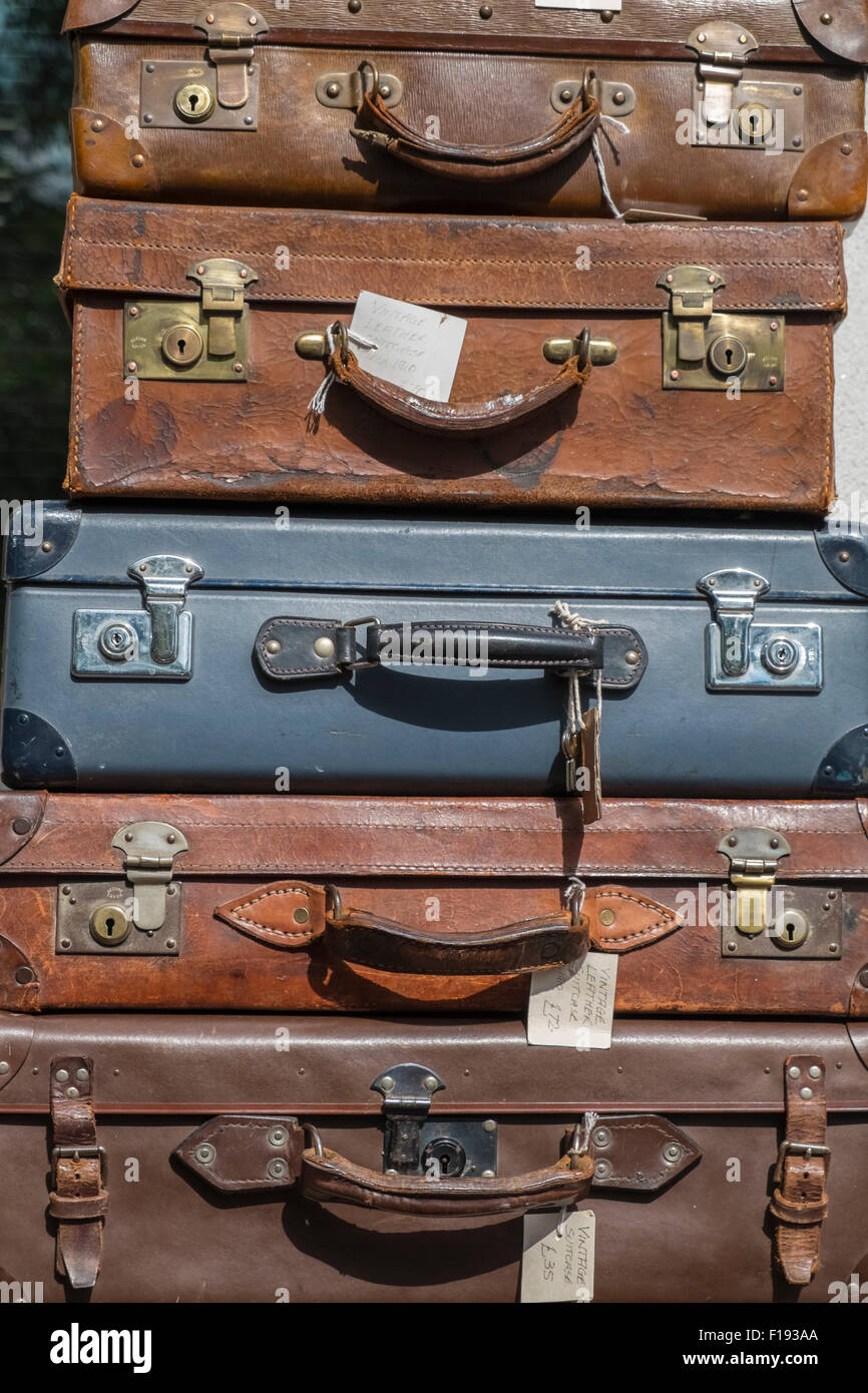 Vintage suitcases stacked hi-res stock photography and images - Alamy