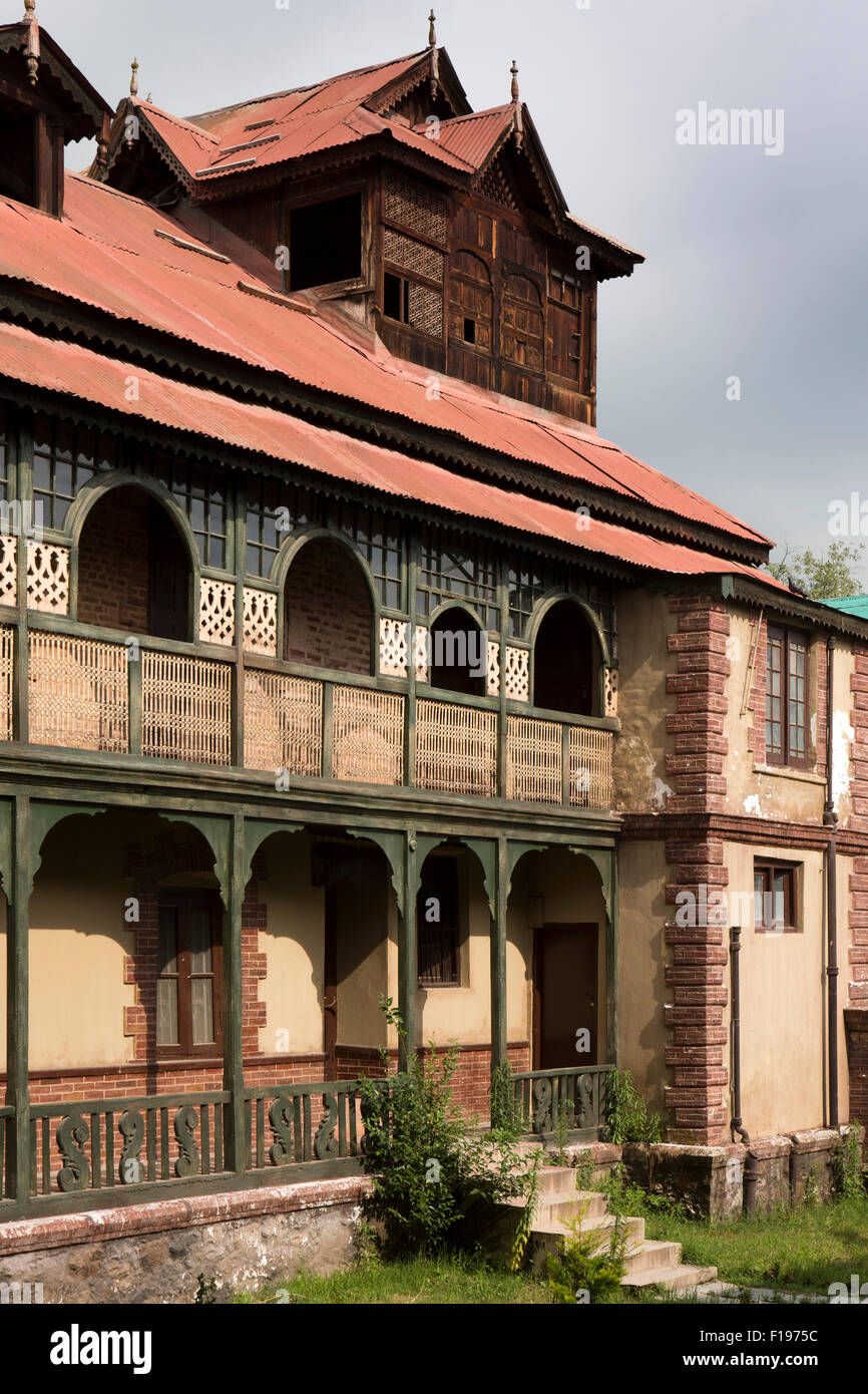 India, Jammu & Kashmir, Srinagar, Khwaja Manzil Nishati house, 1930s heritage home, courtyard, wooden balconies Stock Photo