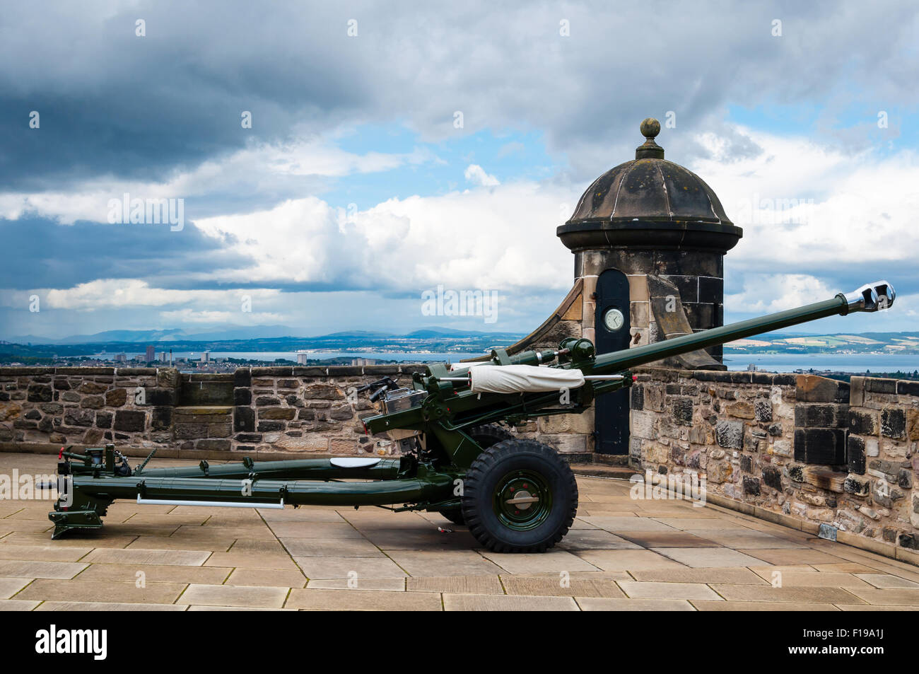 The One O Clock Cannon At Edinburgh Castle Stock Photo Alamy