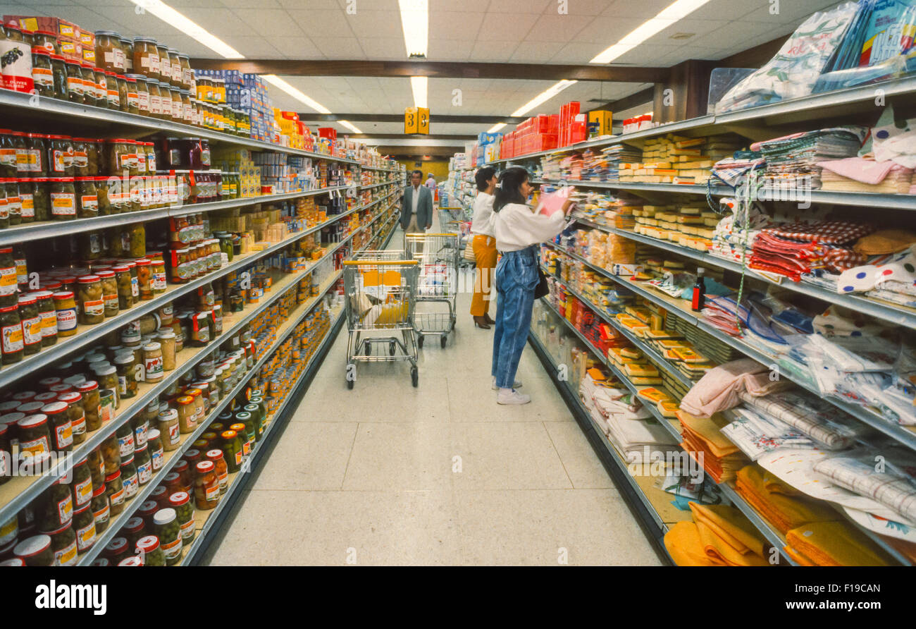 CARACAS, VENEZUELA - People in supermarket shopping for groceries. 1988 Stock Photo