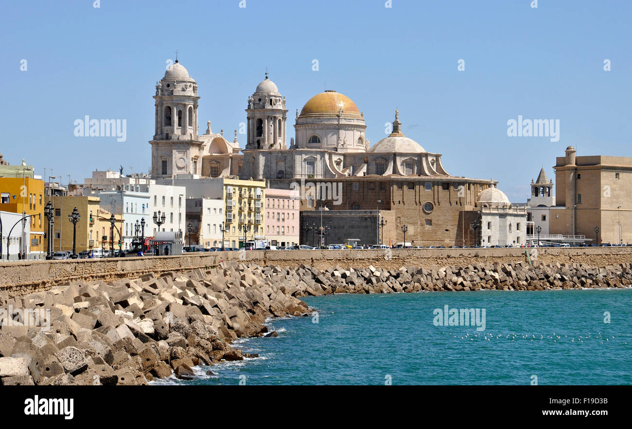 Panoramic cityscape of the Cadiz Catedral de la Santa Cruz next to the seafront and the quay in a clear day (Cádiz Cathedral, Andalusia, Spain) Stock Photo