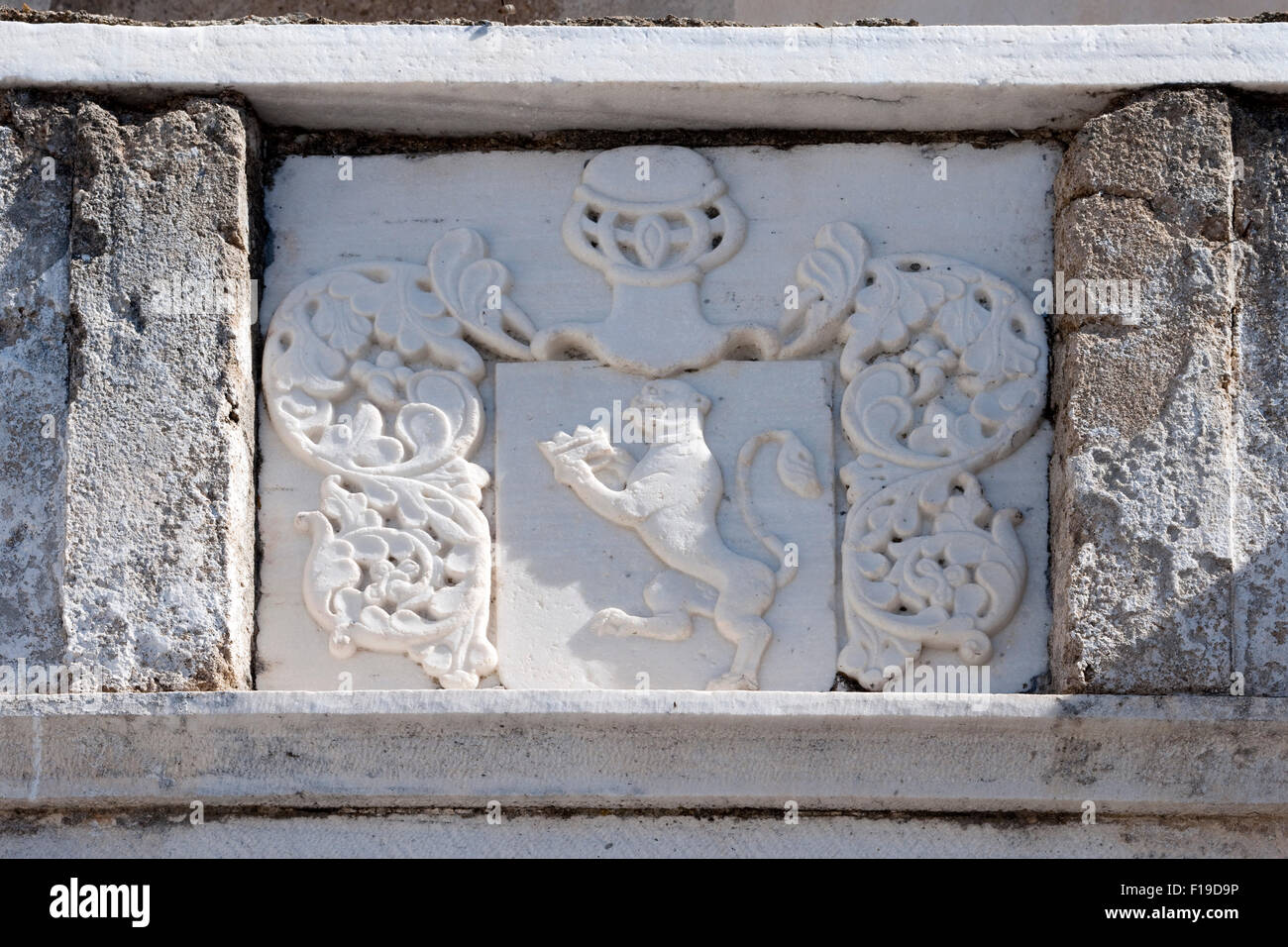 Griechenland, Kykladen, Naxos, Aperathos (Apiranthos), Wappen an Haustor Stock Photo
