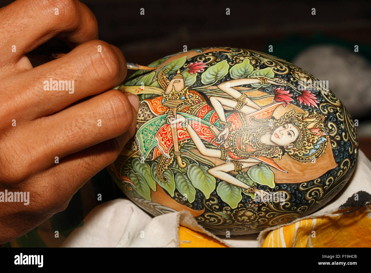 px41770-D. artist painting ostrich egg. Superb craftsmen of all kinds are to be found in the Ubud area. Bali, Indonesia. Stock Photo