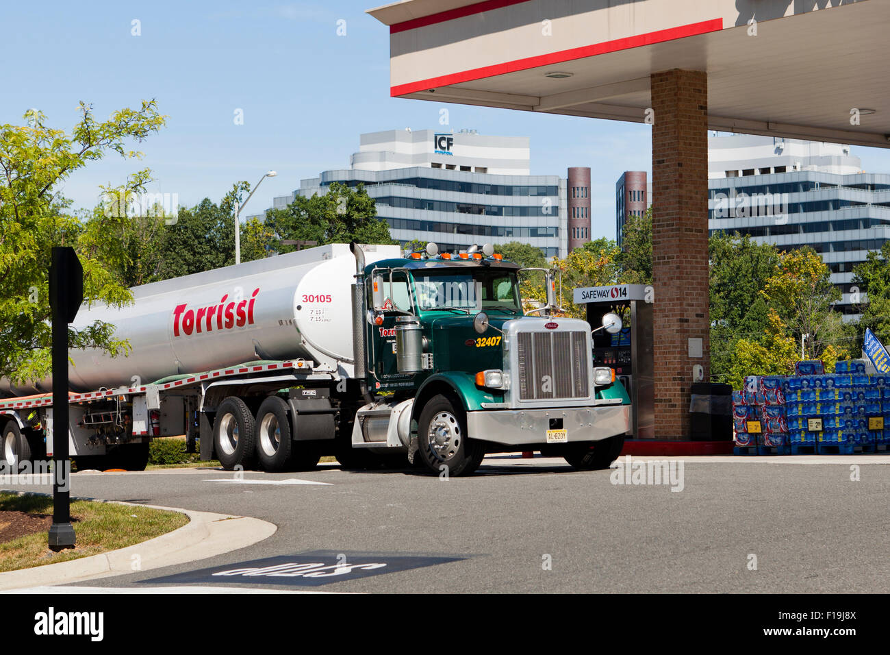 A fuel tank tractor trailer at gas station Virginia USA Stock Photo Alamy