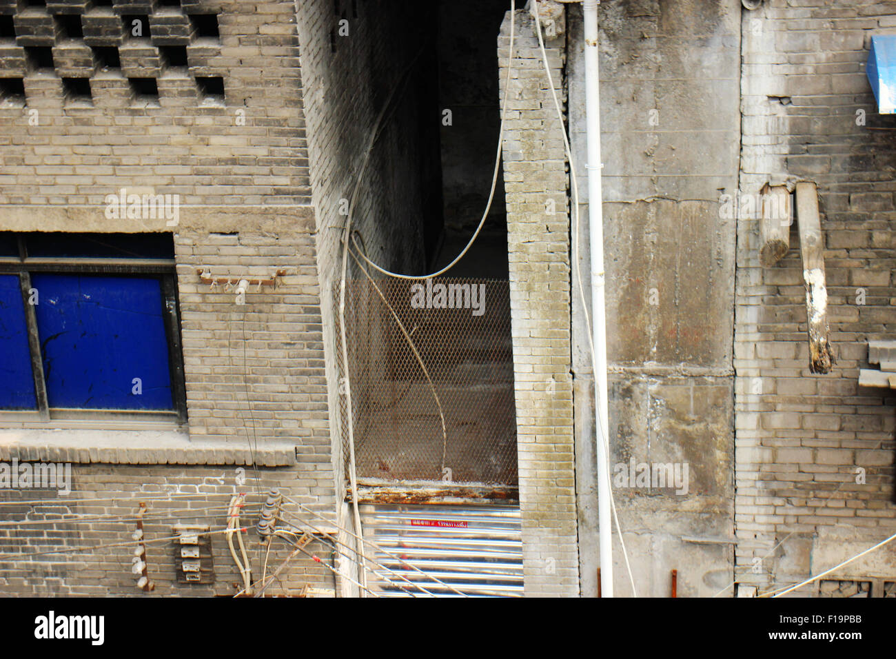 Chongqing, Chongqing, CHN. 29th Aug, 2015. Chongqing, CHINA - August 29 2015: (EDITORIAL USE ONLY. CHINA OUT) Residents built houses under the road. The top of these houses is roadbed. Its width is 3 meters and interval between each building is 1 meter. You may can't find it without special notice. © SIPA Asia/ZUMA Wire/Alamy Live News Stock Photo