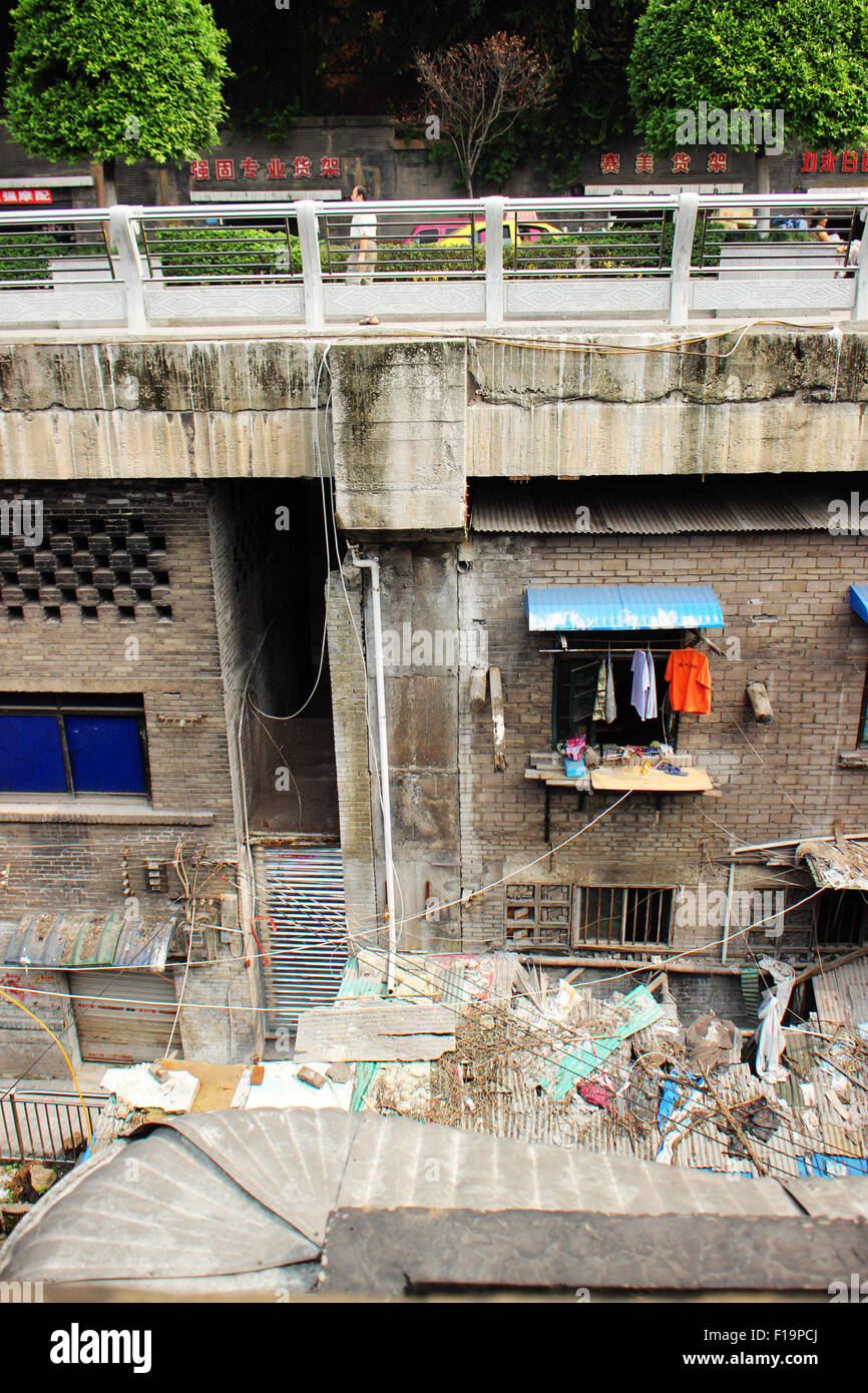 Chongqing, Chongqing, CHN. 29th Aug, 2015. Chongqing, CHINA - August 29 2015: (EDITORIAL USE ONLY. CHINA OUT) Residents built houses under the road. The top of these houses is roadbed. Its width is 3 meters and interval between each building is 1 meter. You may can't find it without special notice. © SIPA Asia/ZUMA Wire/Alamy Live News Stock Photo