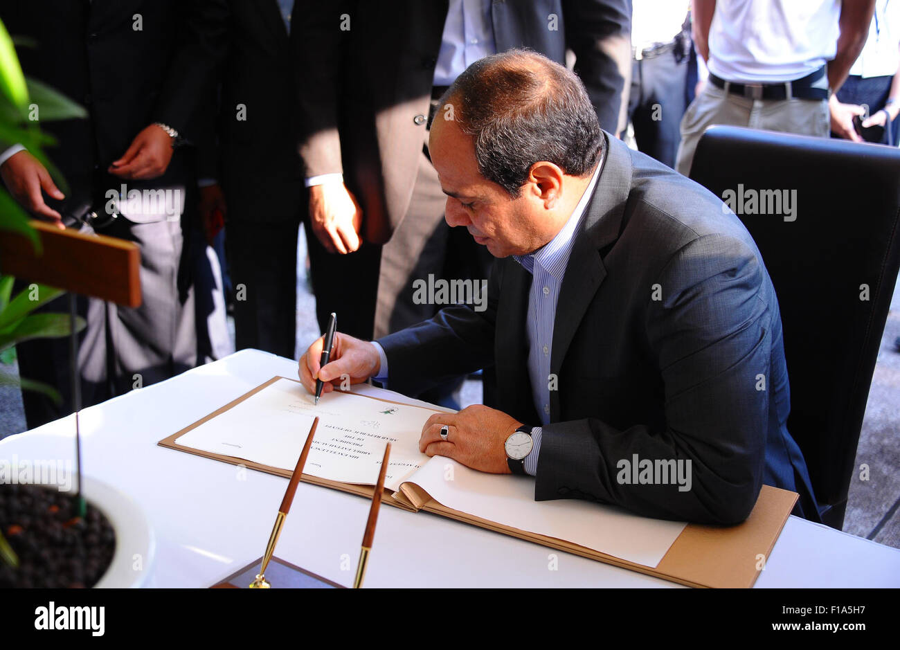 Singapore. 31st Aug, 2015. Egypt's President Abdel Fattah al-Sisi signs a guest book in front of ''dendrobium Abdel Fattah al-Sisi'' orchids named in his honour during a visit to the Botanical gardens in Singapore on August 31, 2015. President Abdel Fattah al-Sisi is on a three-day state visit at the invitation of President Tony Tan Keng Yam Credit:  Egyptian President Office/APA Images/ZUMA Wire/Alamy Live News Stock Photo