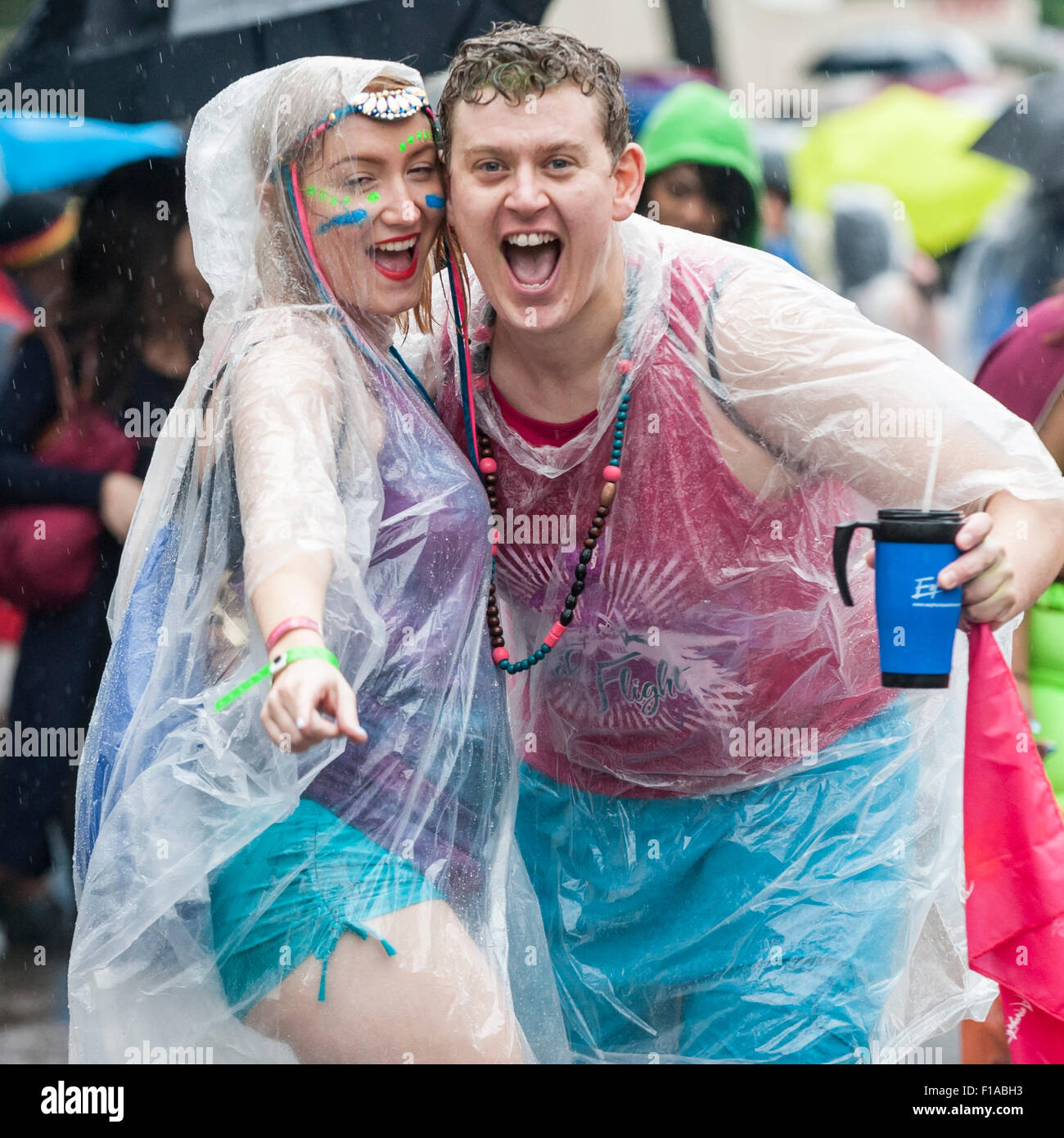 London, UK. 31 August 2015. A couple in ponchos in the heavy rain enjoy day  two of Notting Hill Carnival in west London. Credit: Stephen Chung / Alamy  Live News Stock Photo - Alamy