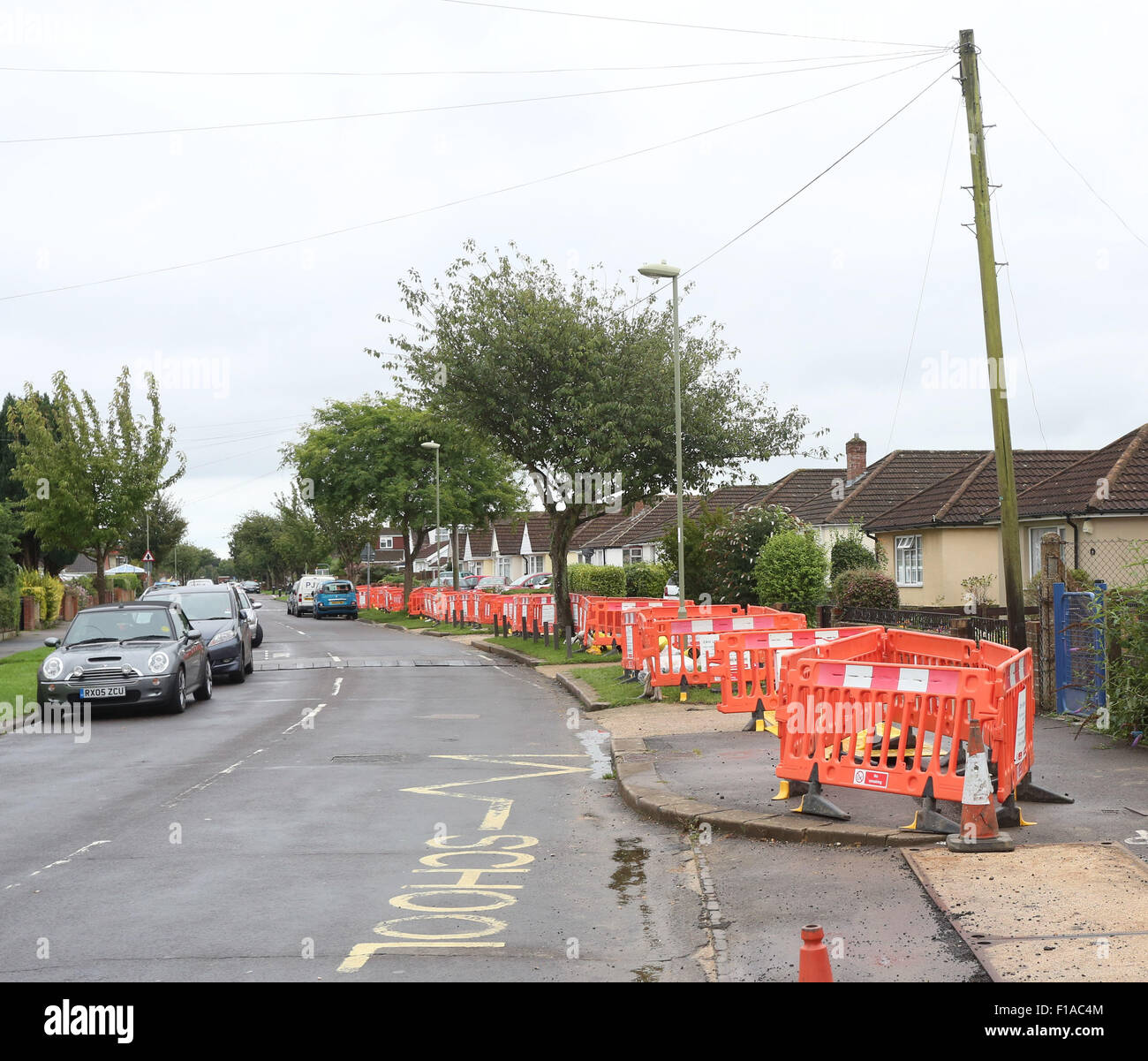 Bridgemary, UK. 31st August, 2015. Gas Works outside  Bedhenham Road Bridgemary  residents were enraged this week after a three-month gas  main replacement project began outside a primary school in the first week of term.  Southern Gas Network contractors where  due to begin the project in Bridgemary on August 7, but delays meant the road did not start to be dug up until August 20   The scheme has been installing new gas main from Bramer Road to  the junction of the Bridgemary Avenue  close to The Bedenham Primary School. Credit: UKNIP / Alamy Live News Stock Photo