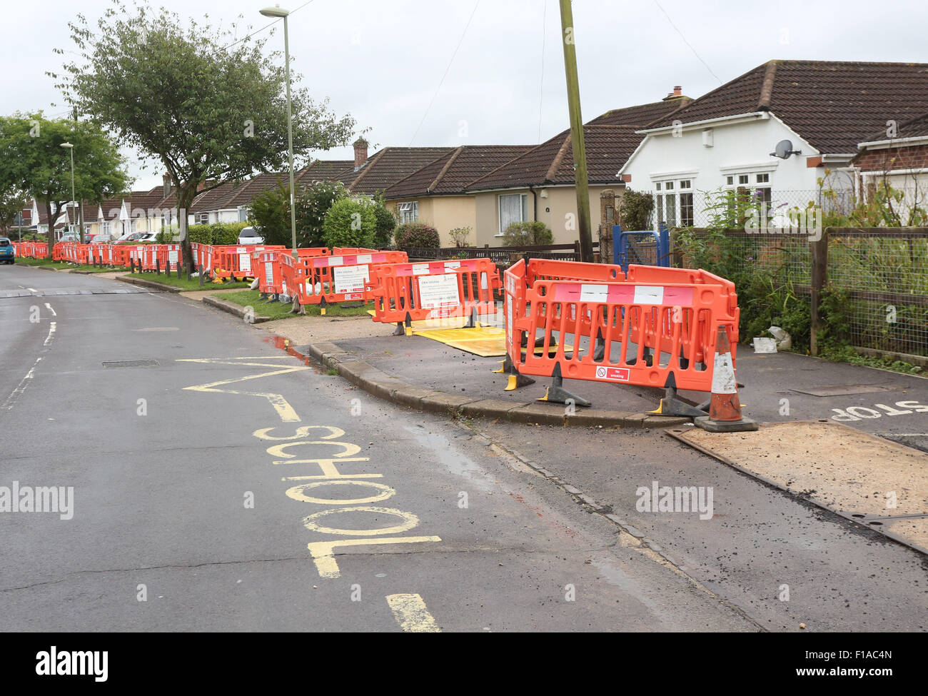 Bridgemary, UK. 31st August, 2015. Gas Works outside  Bedhenham Road Bridgemary  residents were enraged this week after a three-month gas  main replacement project began outside a primary school in the first week of term.  Southern Gas Network contractors where  due to begin the project in Bridgemary on August 7, but delays meant the road did not start to be dug up until August 20   The scheme has been installing new gas main from Bramer Road to  the junction of the Bridgemary Avenue  close to The Bedenham Primary School. Credit: UKNIP / Alamy Live News Stock Photo