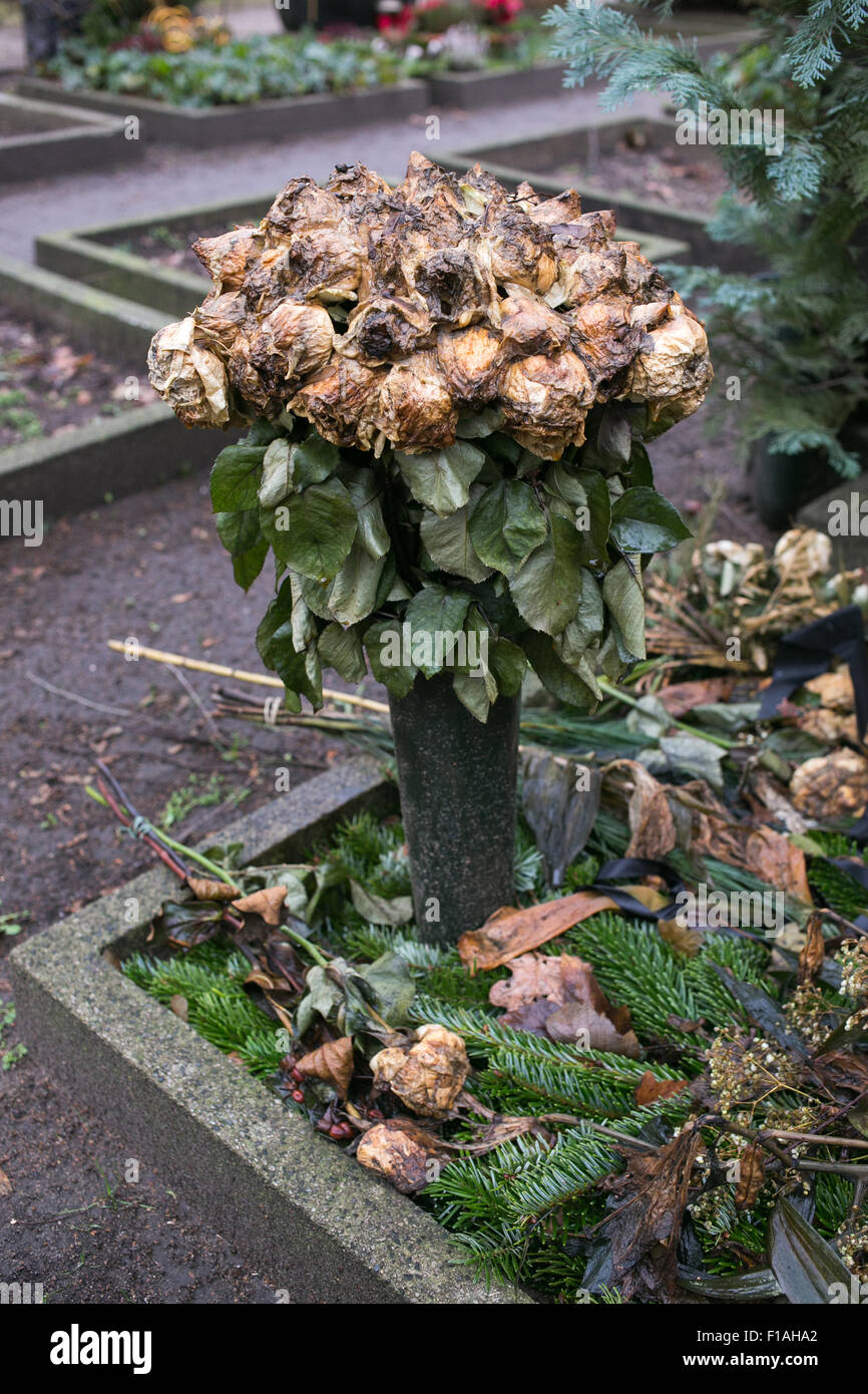 Berlin, Germany, withered bouquet of roses on a grave Stock Photo