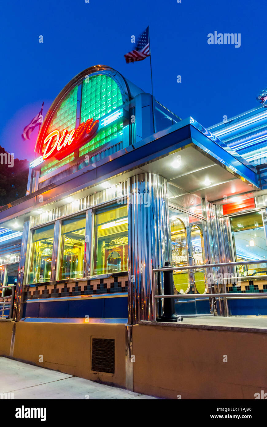 New York City, USA, Old American Bistro Restaurant Vintage Diner in  Brooklyn, Lit up at Night Stock Photo - Alamy