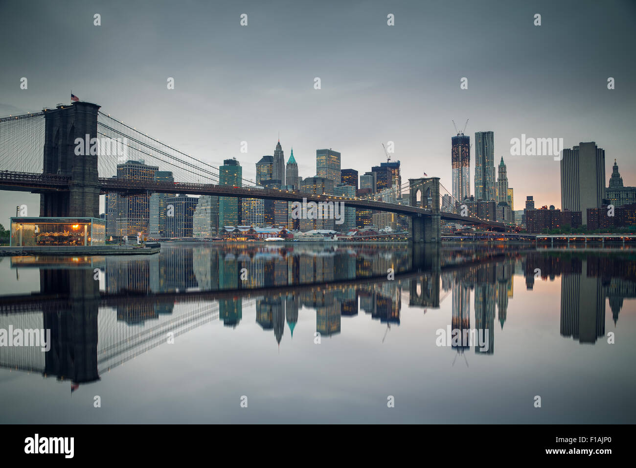 Brooklyn bridge and Manhattan at dusk Stock Photo - Alamy