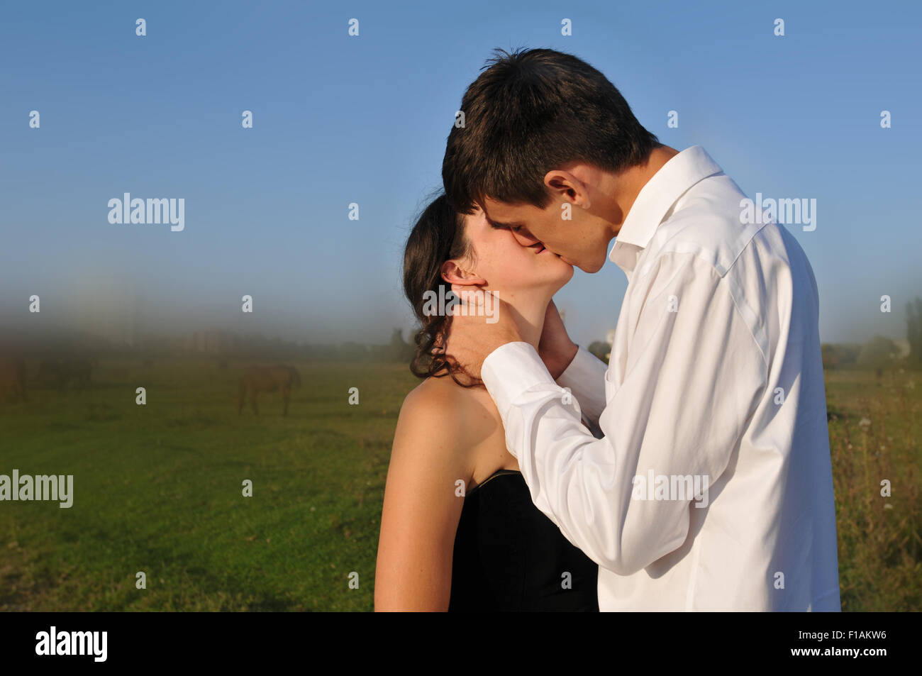 Couple kiss loving hi-res stock photography and images - Alamy