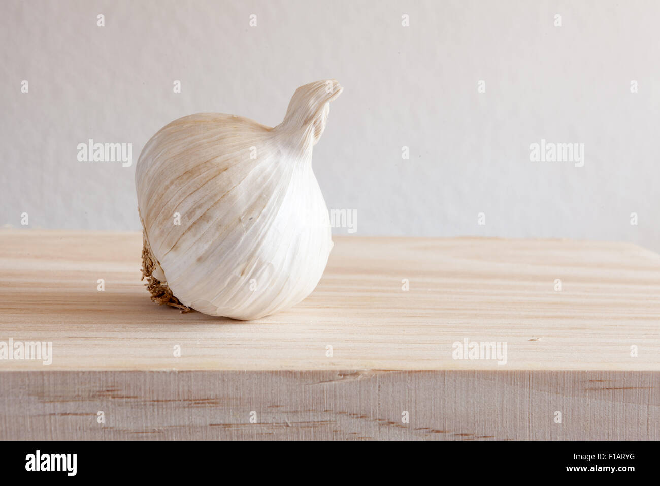closeup of a garlic on a kitchen table Stock Photo - Alamy