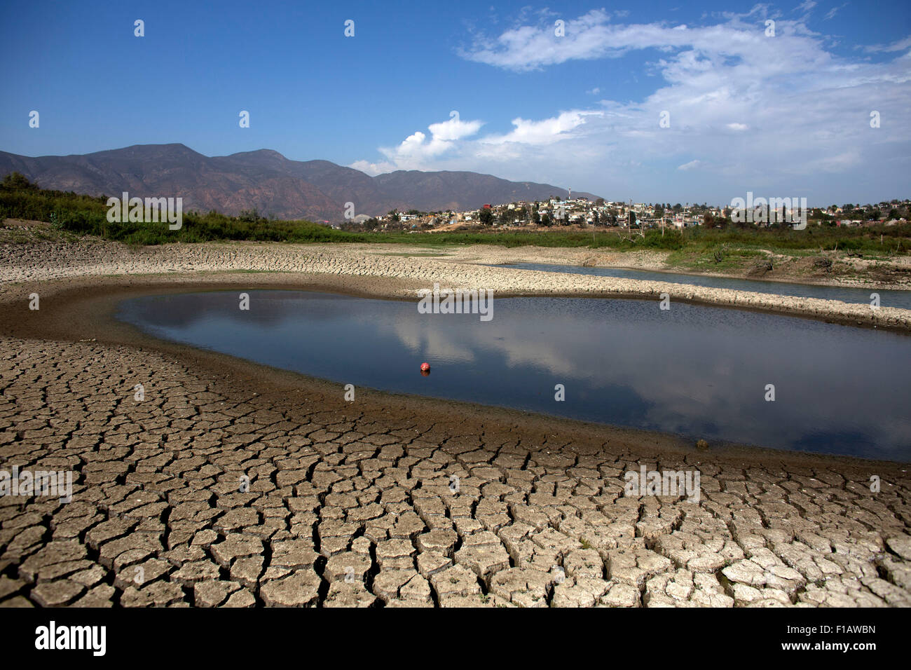 Ensenada. 28th Aug, 2015. Image taken on Aug. 28, 2015 shows the riverbed at the Emiliano Lopez Zamora Dam in Ensenada Municipality, northwest Mexico. The country's Baja California State, in particular the municipalities of Tijuana, Playas de Rosario and Ensenada, witnessed a severe drought. © Guillermo Arias/Xinhua/Alamy Live News Stock Photo