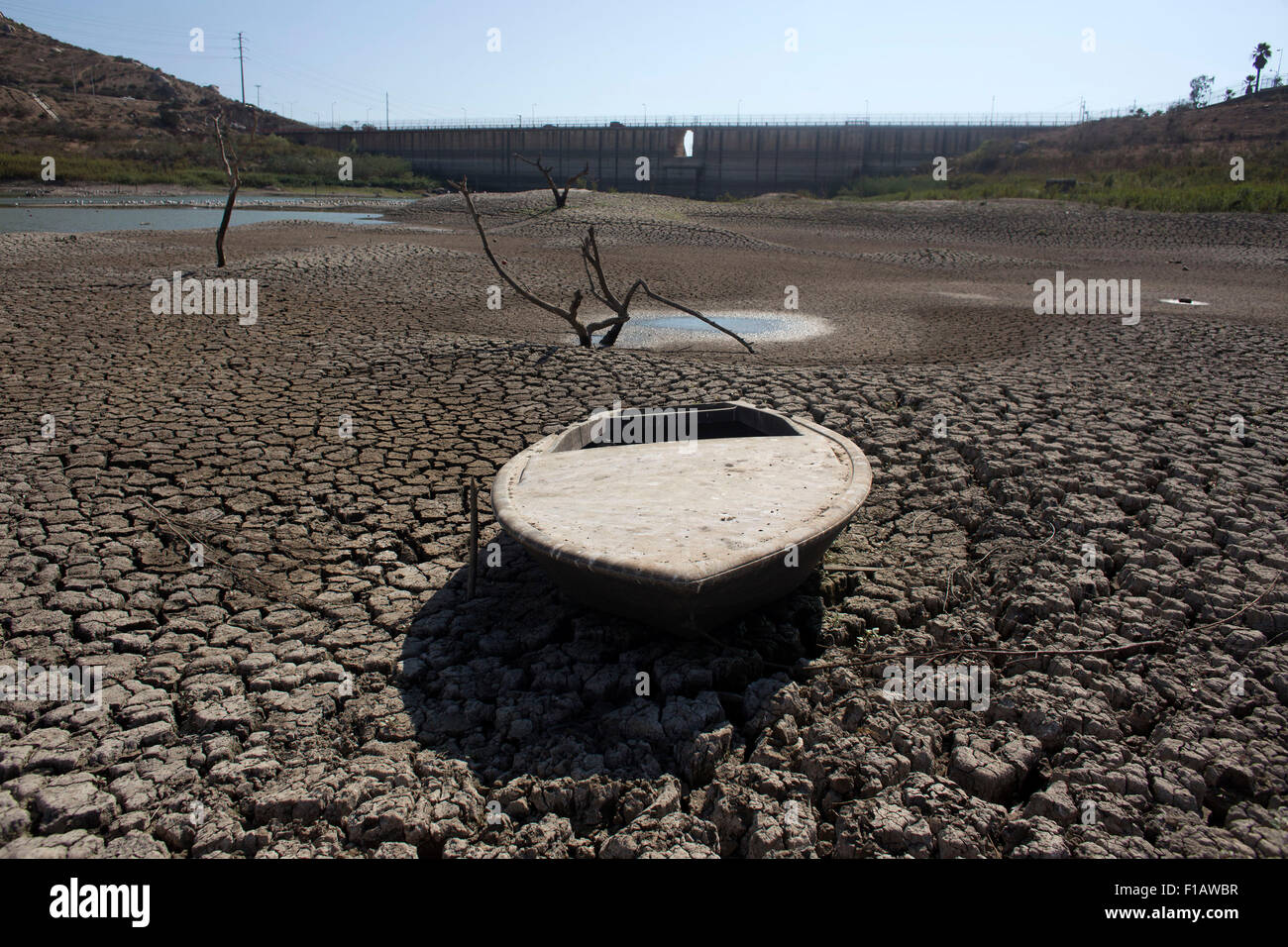 Ensenada. 28th Aug, 2015. Image taken on Aug. 28, 2015 shows the riverbed at the Emiliano Lopez Zamora Dam in Ensenada Municipality, northwest Mexico. The country's Baja California State, in particular the municipalities of Tijuana, Playas de Rosario and Ensenada, witnessed a severe drought. © Guillermo Arias/Xinhua/Alamy Live News Stock Photo