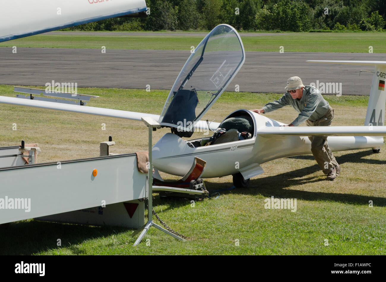 S.ailplane pilot positions his plane for loading on trailer Stock Photo
