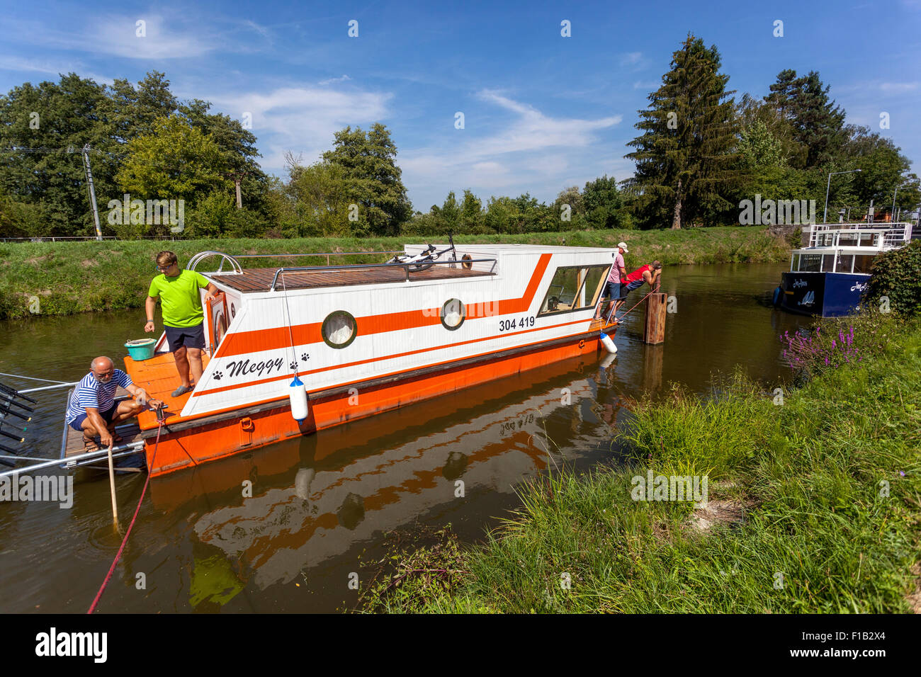 tma poslouchám hudbu ret bata canal boat Kanada Měnový Pozvat