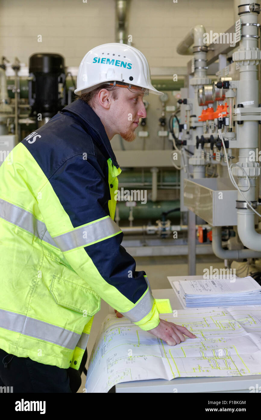 Ludwigsfelde, Germany, Siemens technicians in the Kuehlwasseraufbereitungsanlage of Clean Energy Center Stock Photo