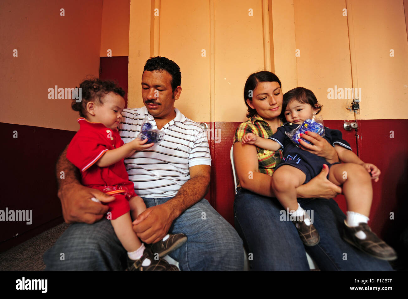 Guatemala, Jalapa, family with twins receiving chispitas (Mama: Elda rosani Giron Martinez 27, papa Gerber Rubi Ortega Gomez 29 e hijas gemelas Keila Rosany Ortega Giron y Serlyn rosany Ortega Giron de 1 year 2 meses Stock Photo