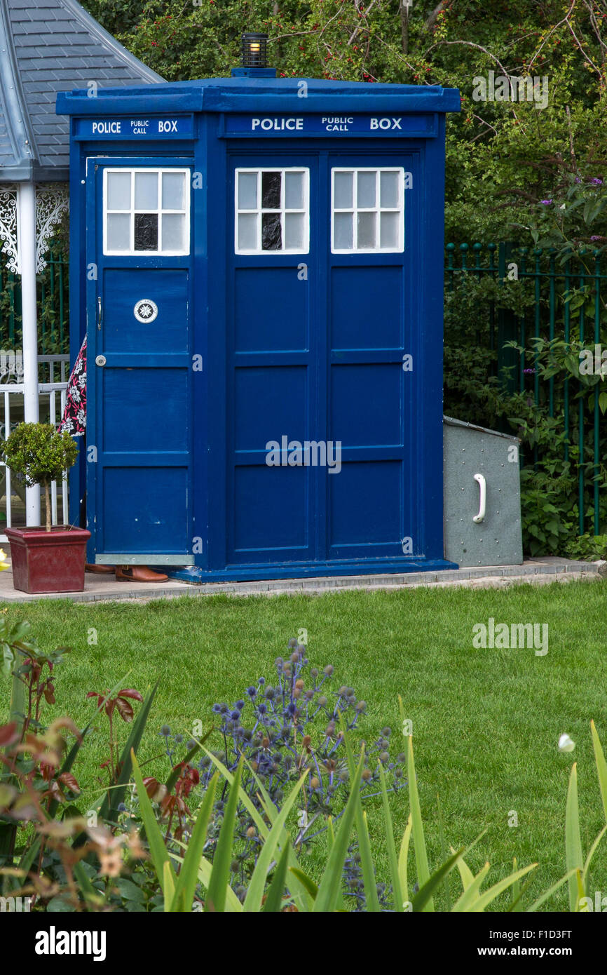 The Warmley's Waiting Room Cafe have come up with an innovative solution for their toilet by using a Doctor Who “Tardis” Stock Photo