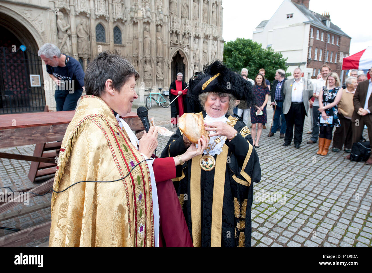 Exeter, Devon, UK. 1st September, 2015. The Lord Mayor of Exeter Councillor Olwen Margaret Foggin buys a loaf of bread to launch the Exeter Pound at Exeter Cathedral on 1st September 2015 in Exeter, England, UK Credit:  Clive Chilvers/Alamy Live News Stock Photo