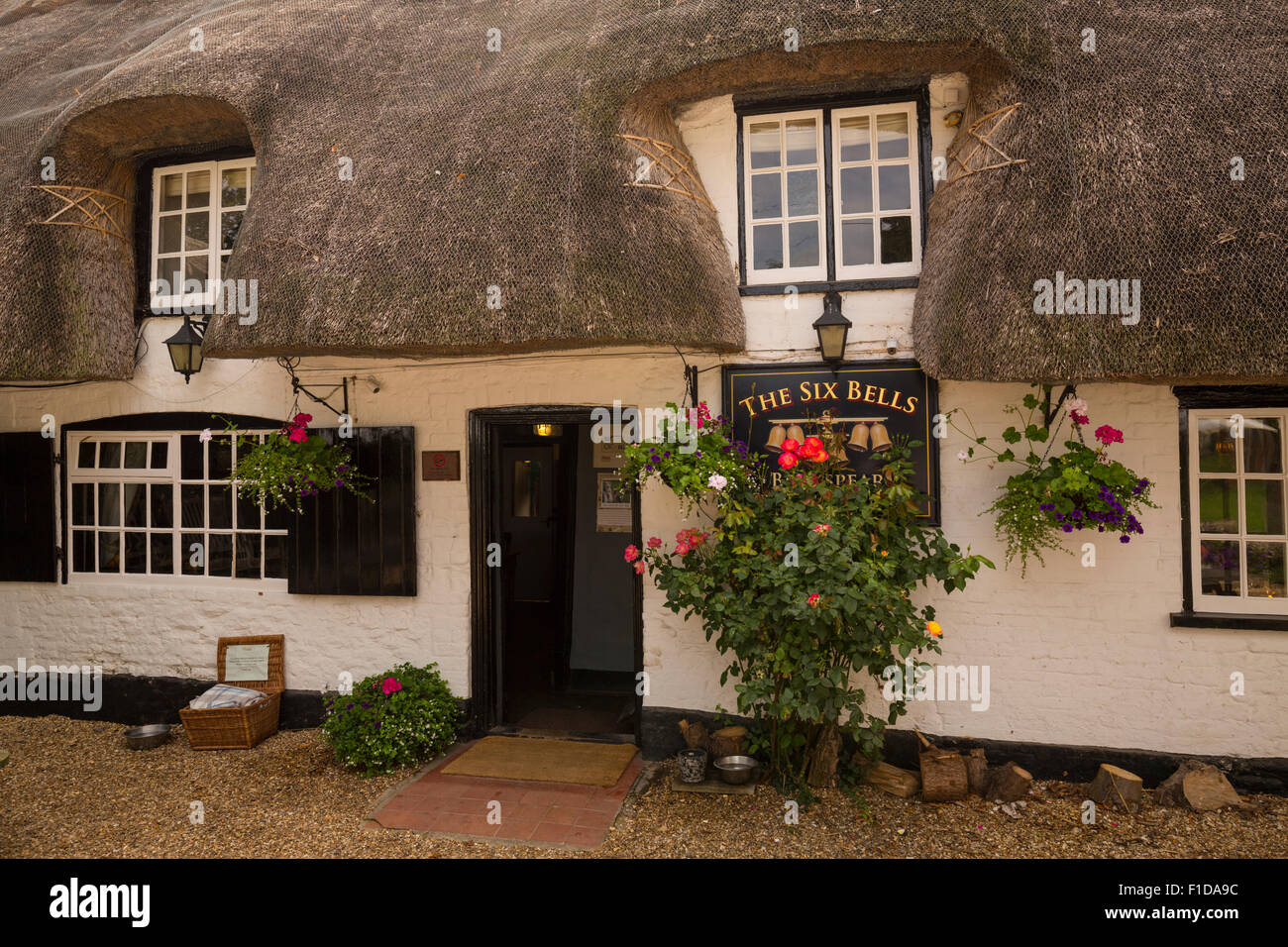 The Six Bells pub in Warborough Stock Photo