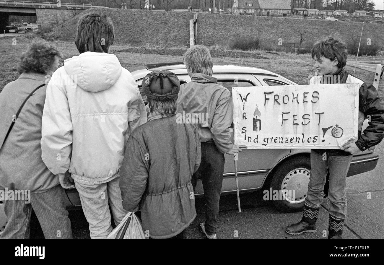 First  Christmas after the former German-German border came down, 1989.  West German visit East Germany, greetings at the border Stock Photo