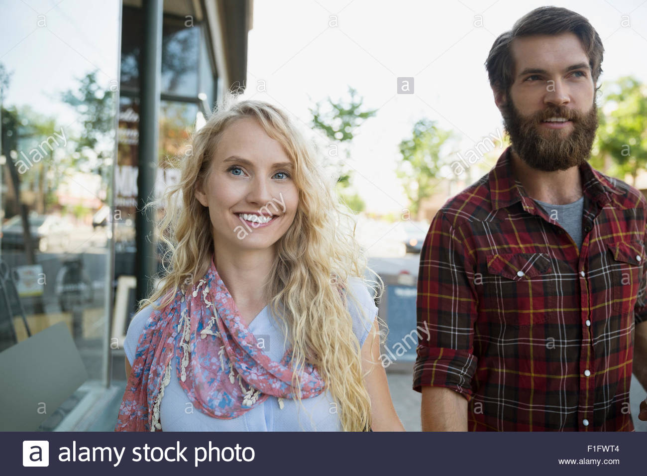 Young couple smiling close up hi-res stock photography and images - Alamy