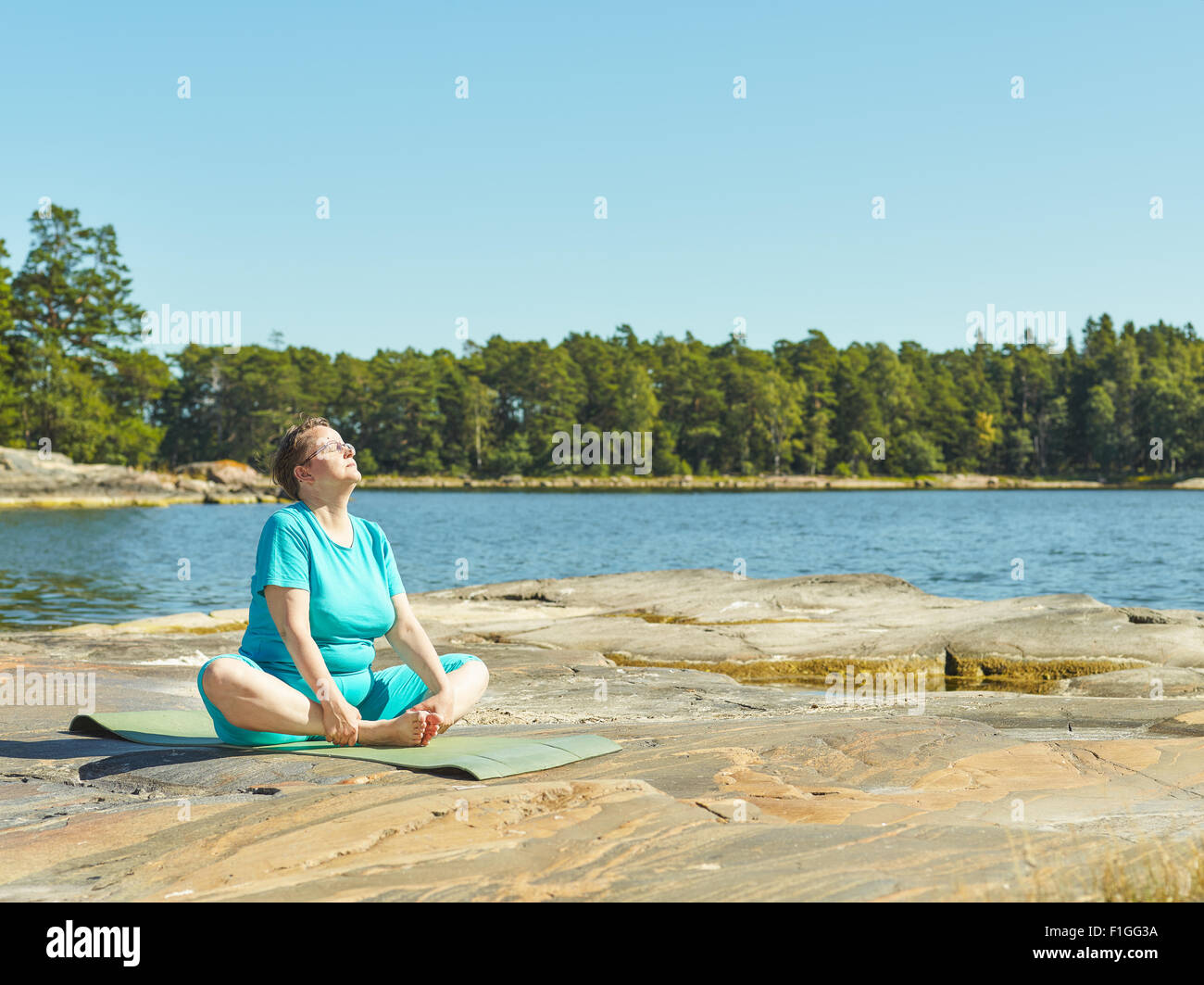 real-life-fitness-training-mature-woman-training-outdoor-horizon