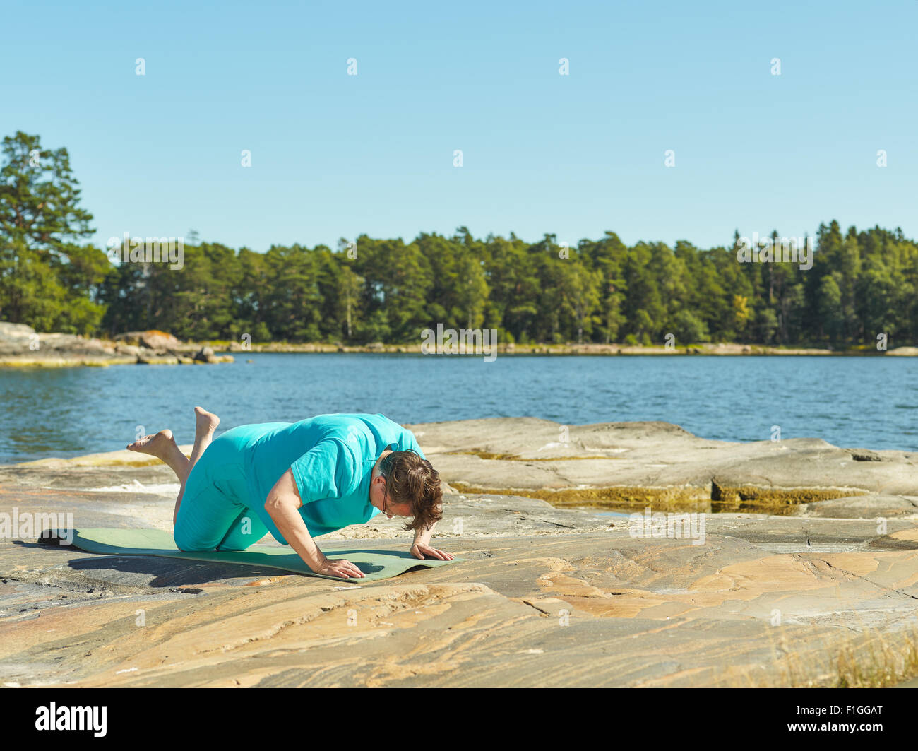 real-life-fitness-training-mature-woman-training-outdoor-horizon