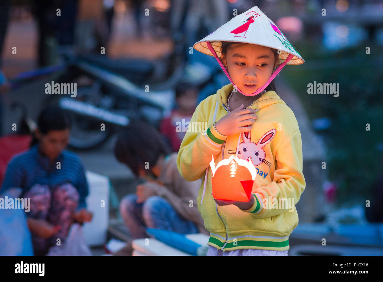 https://c8.alamy.com/comp/F1GX18/vietnam-child-lantern-view-of-a-vietnamese-child-selling-candle-lanterns-F1GX18.jpg