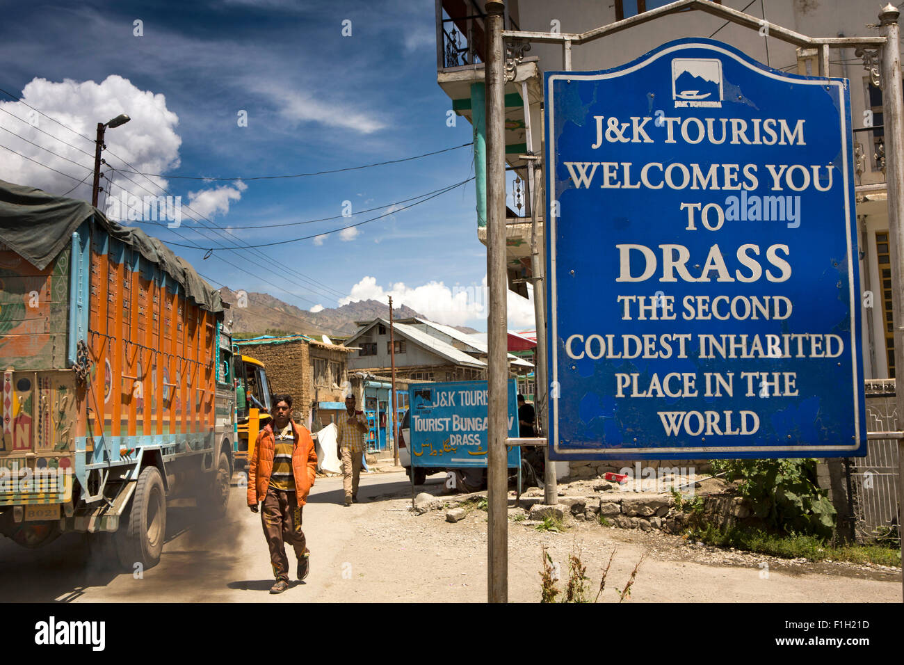 India, Jammu & Kashmir, Srinagar to Leh Highway Drass, welcome to second coldest inhabited place sign Stock Photo