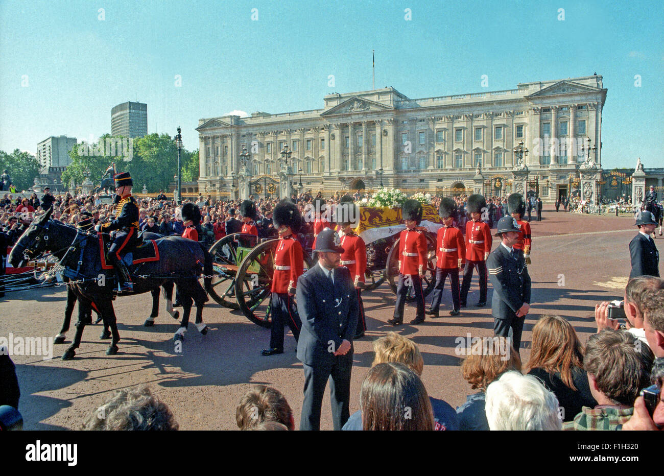 Princess Diana Princess of Wales Funeral passes Buckingham Palace 6th September 1997.  From the archives of Press Portrait Service (formerly Press Portrait Bureau) Stock Photo