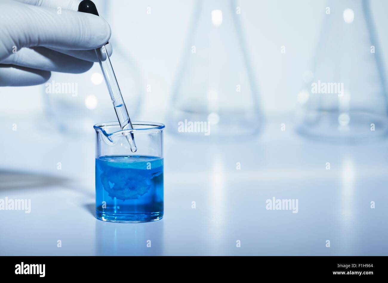 Pipetting sodium carbonate copper sulfate. Copper carbonate precipitate formed result. Double displacement reaction Stock Photo