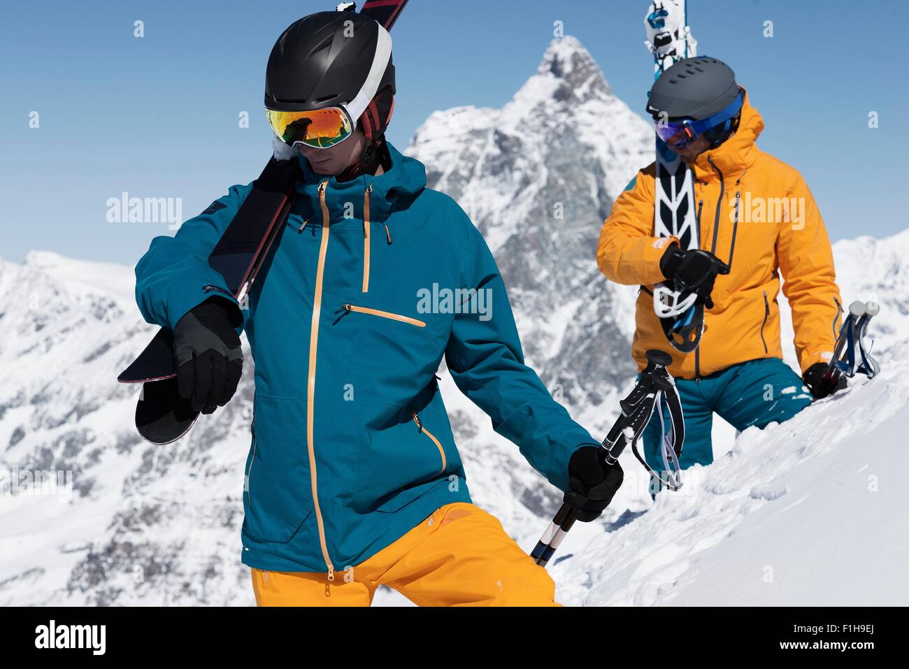 Man male carrying skis hires stock photography and images Alamy