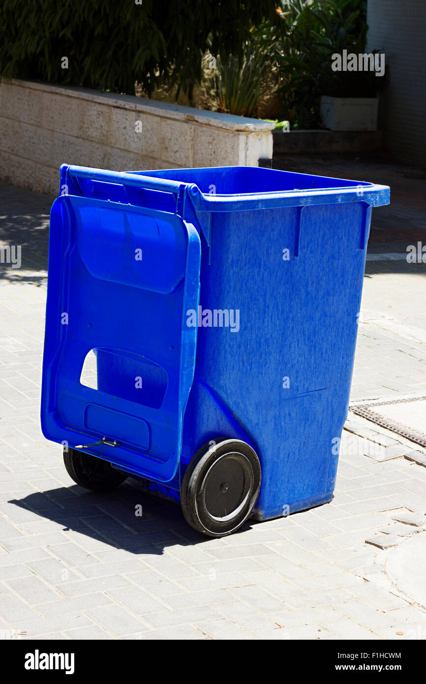 Row green clean rubbish bins hires stock photography and images Alamy