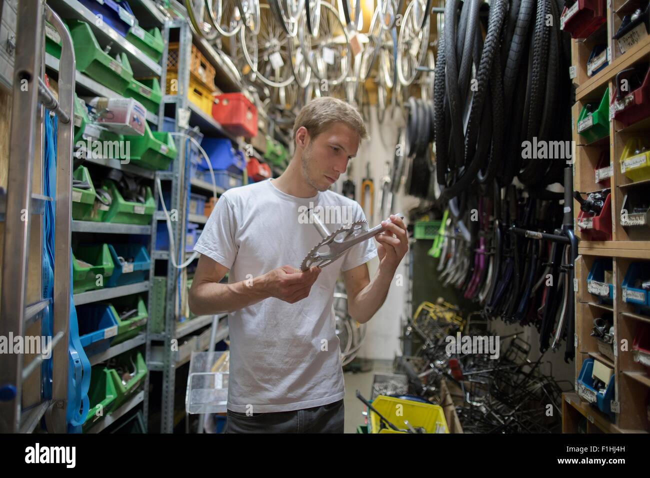 Distributeur de chambre à air intérieur de vélo, à l'extérieur d'un magasin  de vélo à Colyton, Devon, Angleterre, Royaume-Uni Photo Stock - Alamy