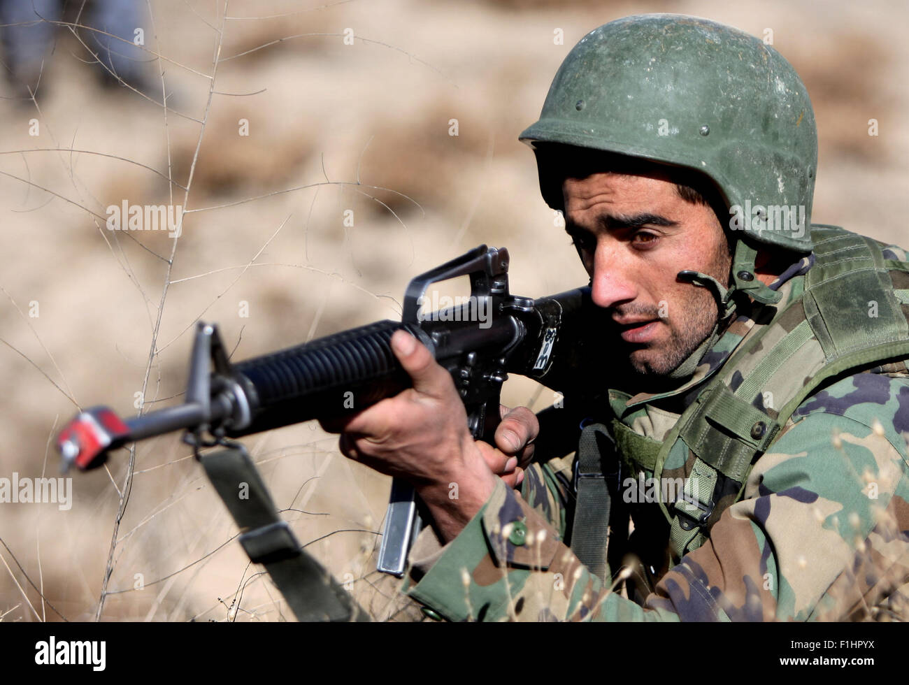 Kabul, Afghanistan. 2nd Sep, 2015. An Afghan national army soldier takes part in a military training at a training center on the outskirts of Kabul, Afghanistan, on Sept. 2, 2015. © Ahmad Massoud/Xinhua/Alamy Live News Stock Photo