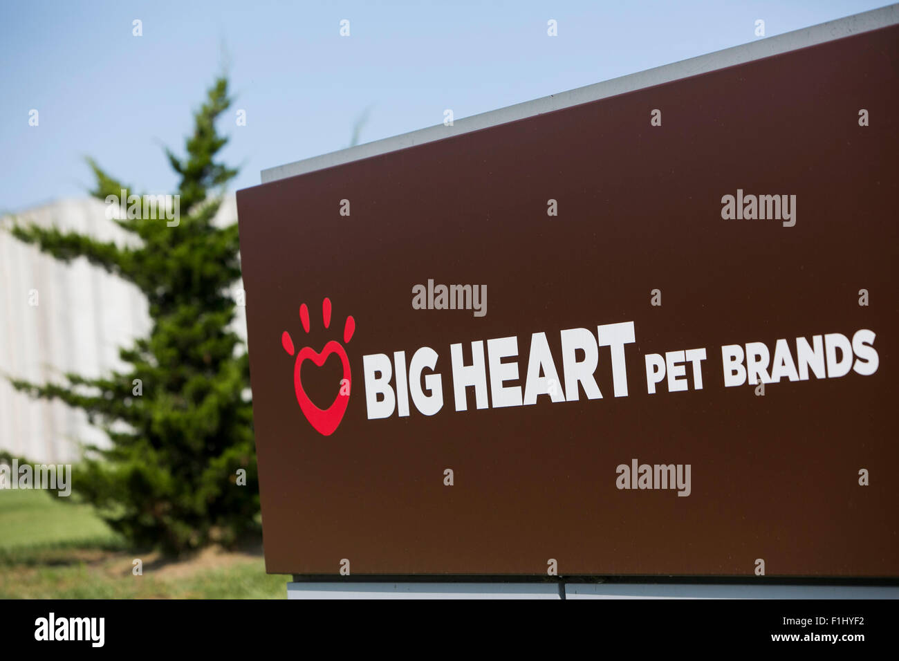 A logo sign outside of a facility occupied by Big Heart Pet Brands in