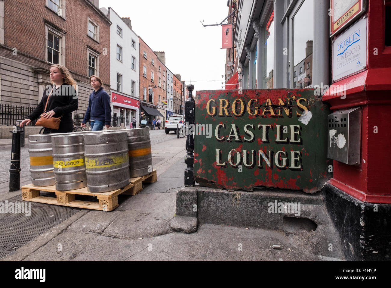 J. Grogans Castle Lounge pub and bar in Dublins creative quarter, South William Street, Dublin, Ireland. Stock Photo