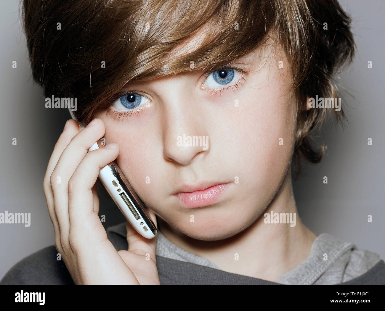 Номера мальчиков. Глаза подростка мальчика. Лицо мальчика с телефоном. Фотография школьника с голубыми глазами. Зареванное лицо подростка