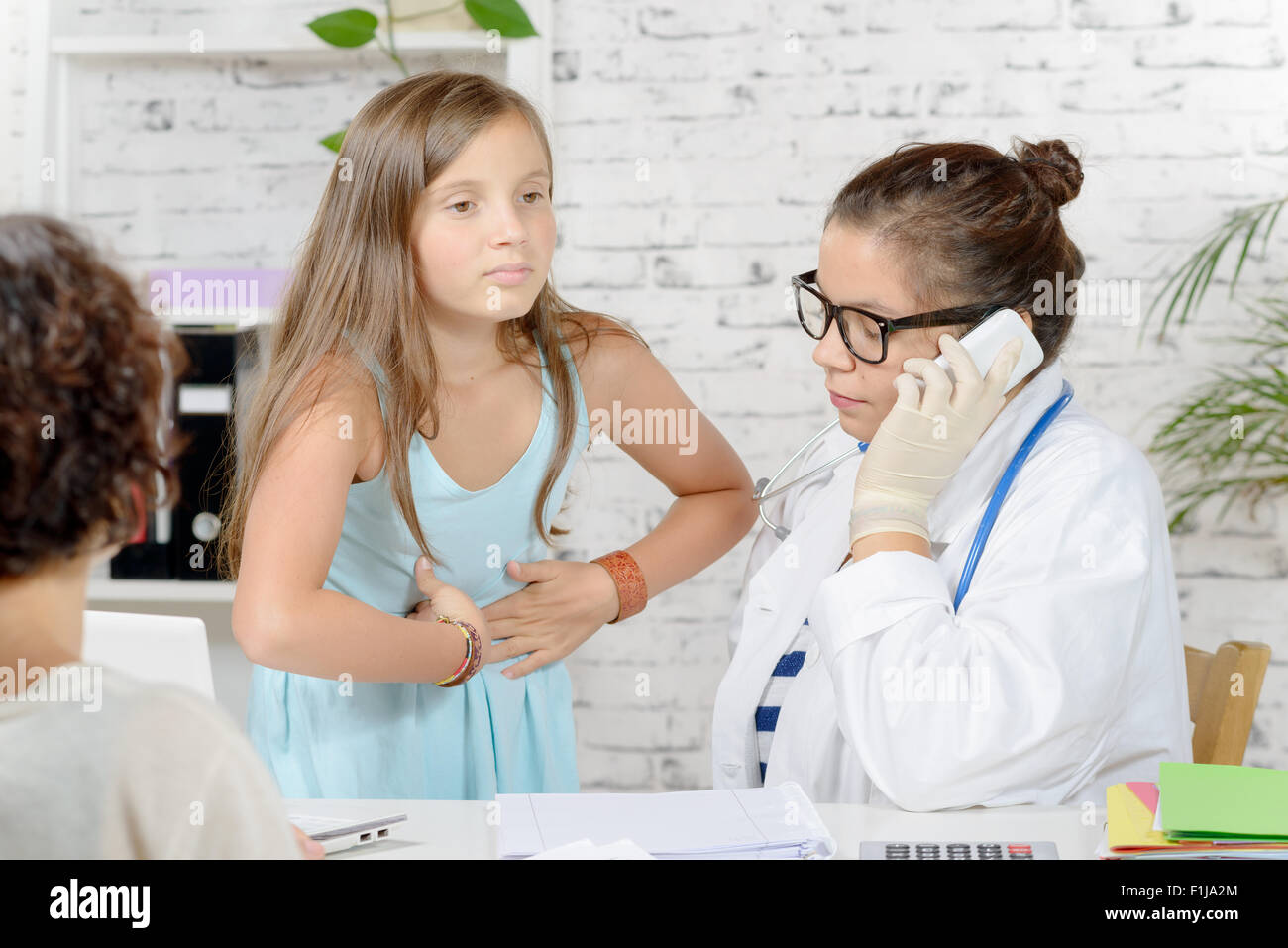 обучение в школе здоровья. школьник болеет. больные дети в детском саду. мальчик болеет. дети в школе.