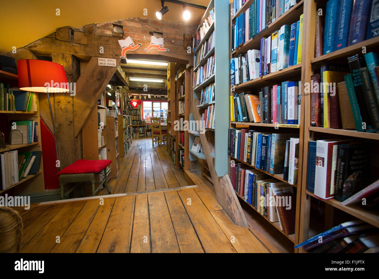 Second hand bookshelves hires stock photography and images
